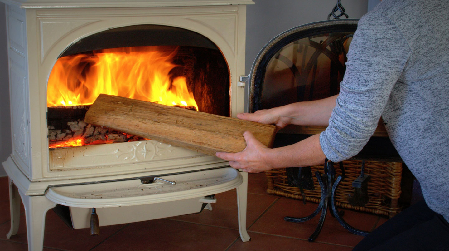 Stères de bois sec empilés, symbolisant le coût du combustible.